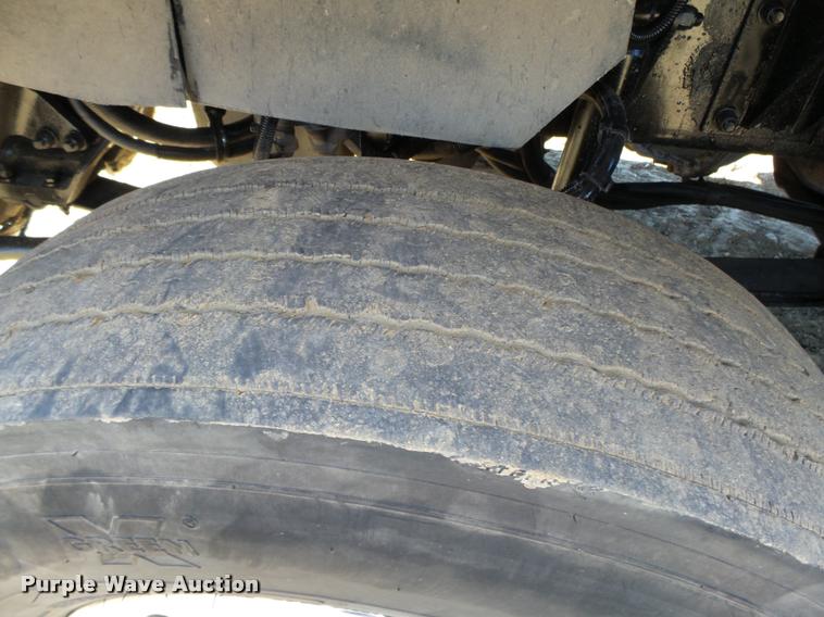 image for item L4142 2005 Kenworth T800 semi truck