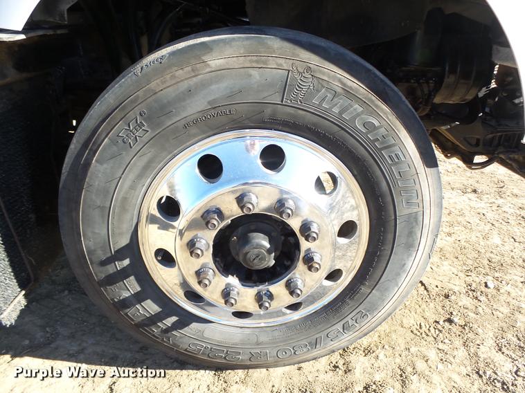 image for item L4142 2005 Kenworth T800 semi truck