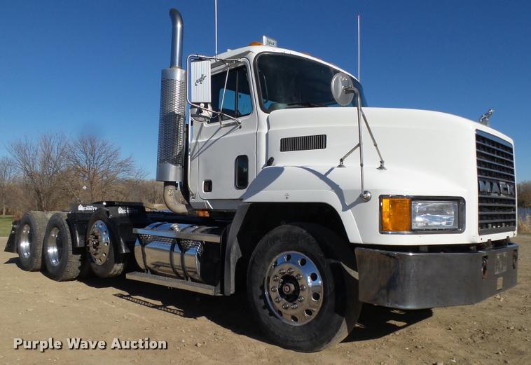 image for item L4143 2003 Mack CH613 semi truck