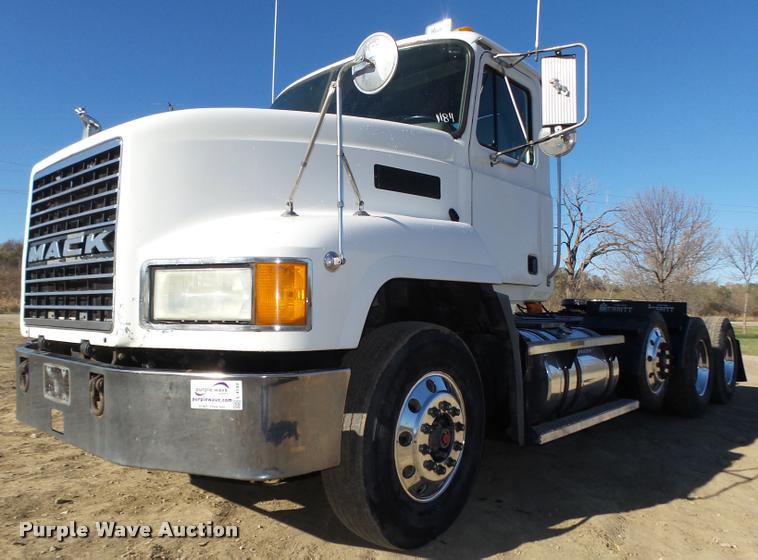 image for item L4143 2003 Mack CH613 semi truck