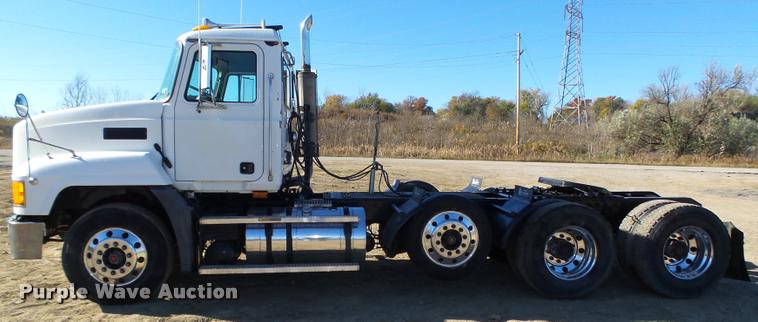 image for item L4143 2003 Mack CH613 semi truck