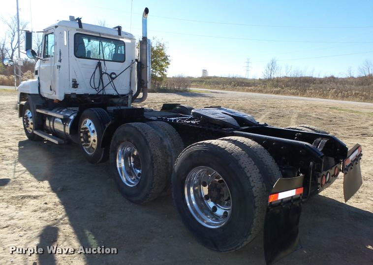 image for item L4143 2003 Mack CH613 semi truck