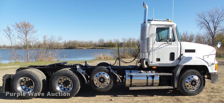image for item L4143 2003 Mack CH613 semi truck