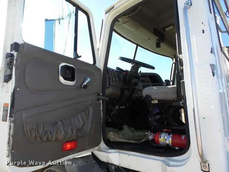 image for item L4143 2003 Mack CH613 semi truck