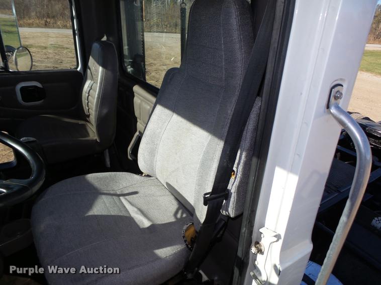 image for item L4143 2003 Mack CH613 semi truck