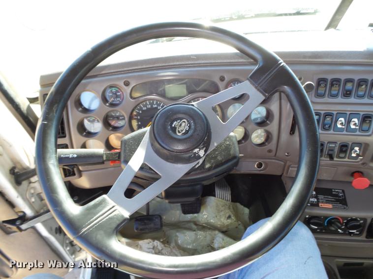 image for item L4143 2003 Mack CH613 semi truck