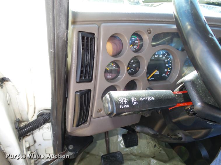 image for item L4143 2003 Mack CH613 semi truck