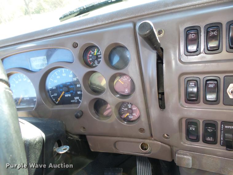 image for item L4143 2003 Mack CH613 semi truck