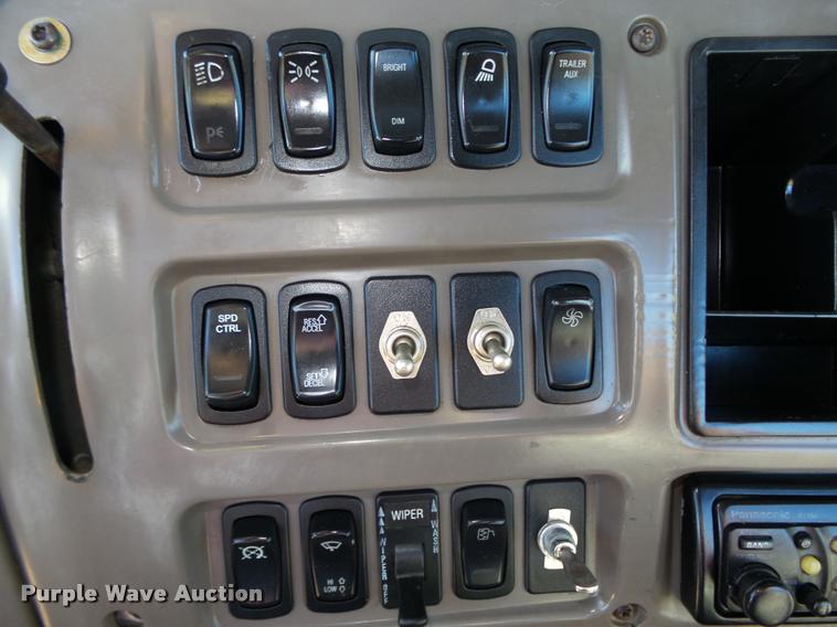 image for item L4143 2003 Mack CH613 semi truck