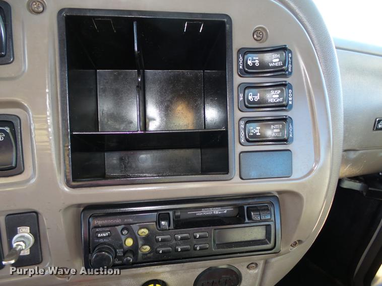 image for item L4143 2003 Mack CH613 semi truck