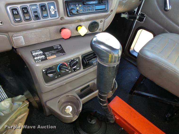 image for item L4143 2003 Mack CH613 semi truck