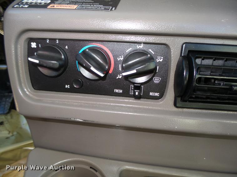 image for item L4143 2003 Mack CH613 semi truck