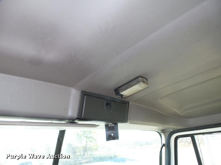 image for item L4143 2003 Mack CH613 semi truck