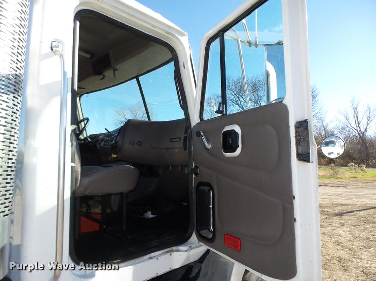 image for item L4143 2003 Mack CH613 semi truck