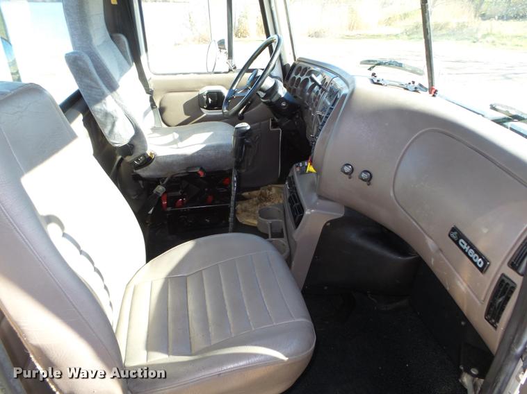 image for item L4143 2003 Mack CH613 semi truck