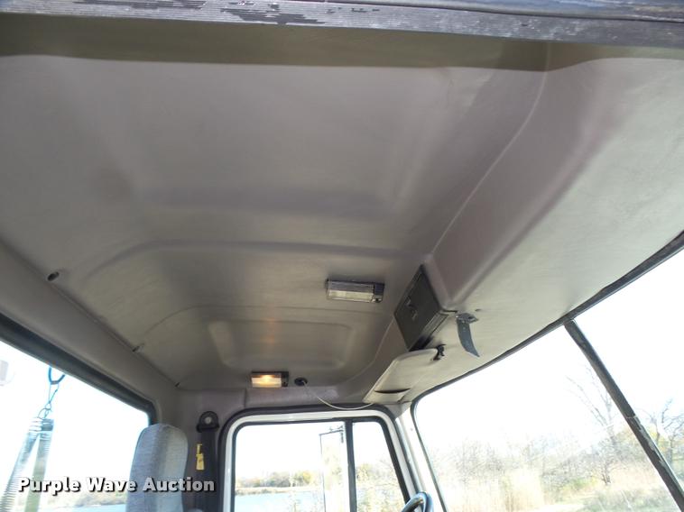 image for item L4143 2003 Mack CH613 semi truck