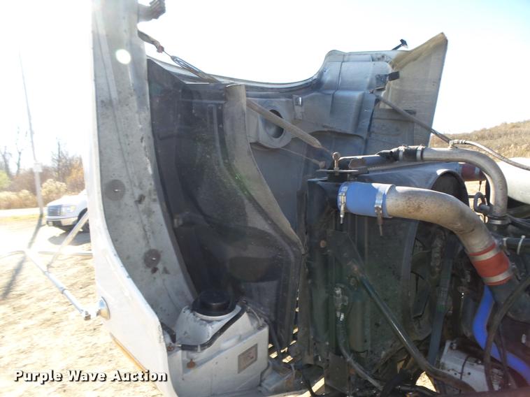 image for item L4143 2003 Mack CH613 semi truck