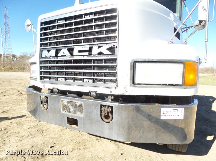 image for item L4143 2003 Mack CH613 semi truck