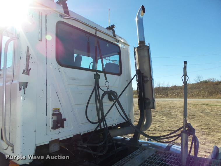 image for item L4143 2003 Mack CH613 semi truck