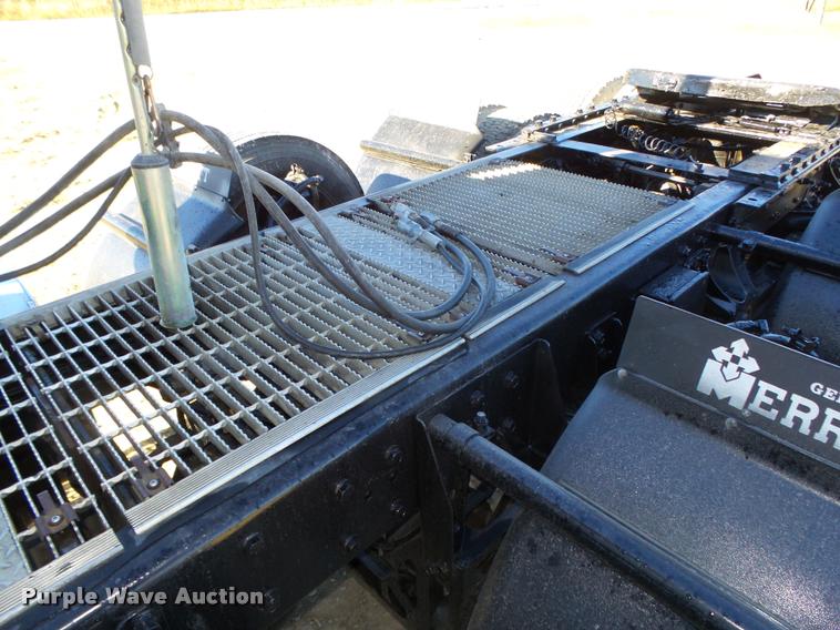 image for item L4143 2003 Mack CH613 semi truck