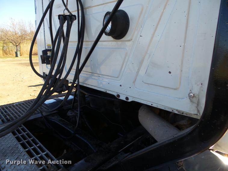 image for item L4143 2003 Mack CH613 semi truck