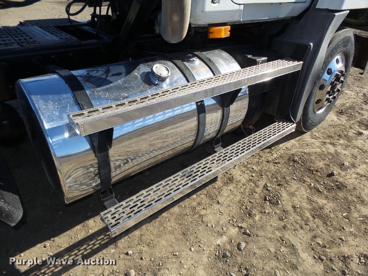 image for item L4143 2003 Mack CH613 semi truck