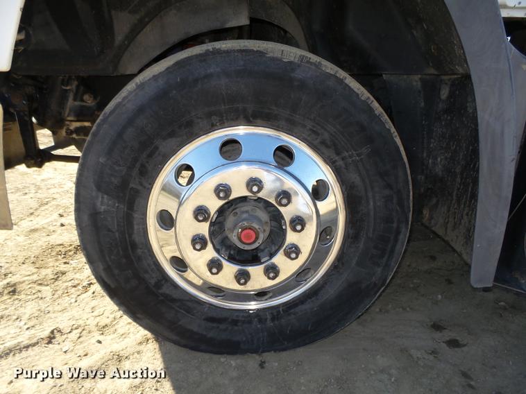 image for item L4143 2003 Mack CH613 semi truck