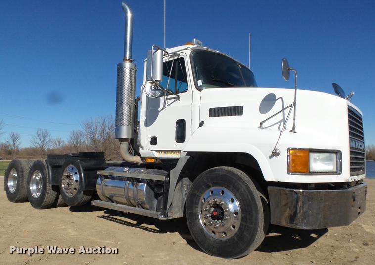 image for item L4144 2003 Mack CH613 semi truck