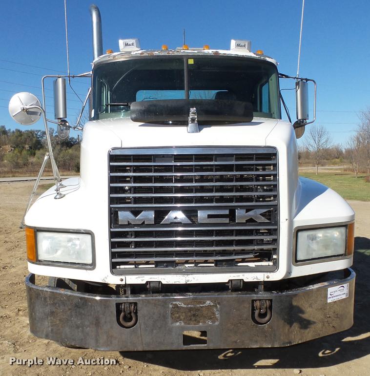 image for item L4144 2003 Mack CH613 semi truck