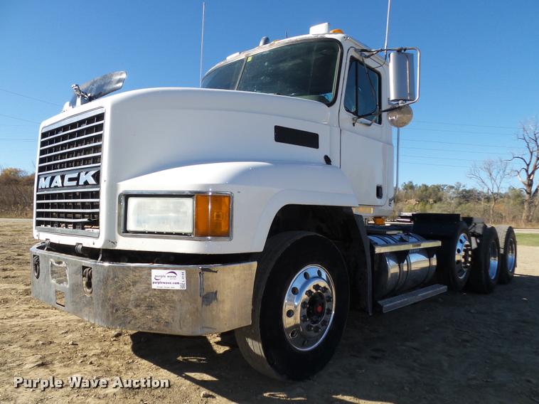 image for item L4144 2003 Mack CH613 semi truck