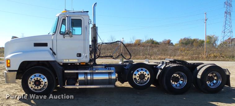 image for item L4144 2003 Mack CH613 semi truck