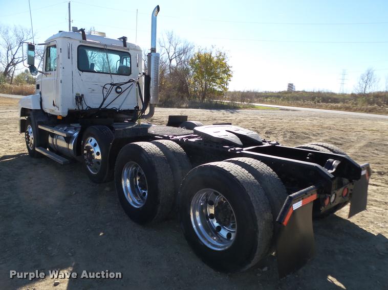 image for item L4144 2003 Mack CH613 semi truck