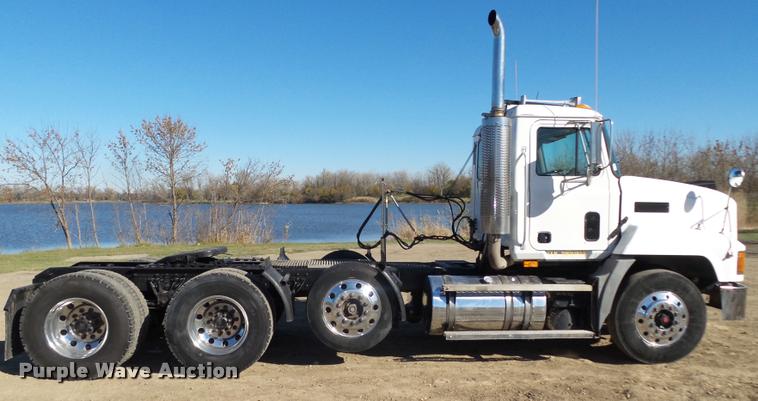 image for item L4144 2003 Mack CH613 semi truck