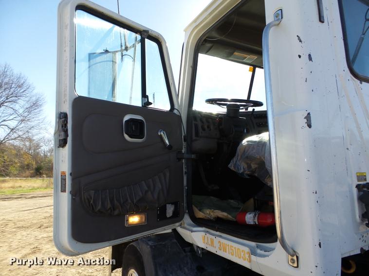 image for item L4144 2003 Mack CH613 semi truck