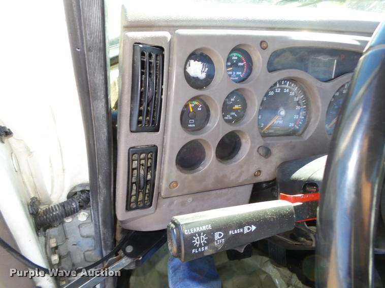 image for item L4144 2003 Mack CH613 semi truck