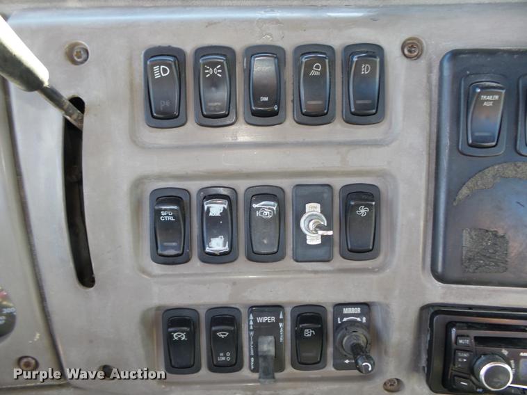 image for item L4144 2003 Mack CH613 semi truck