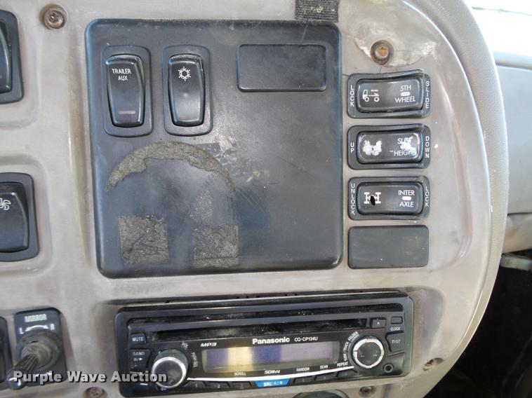 image for item L4144 2003 Mack CH613 semi truck