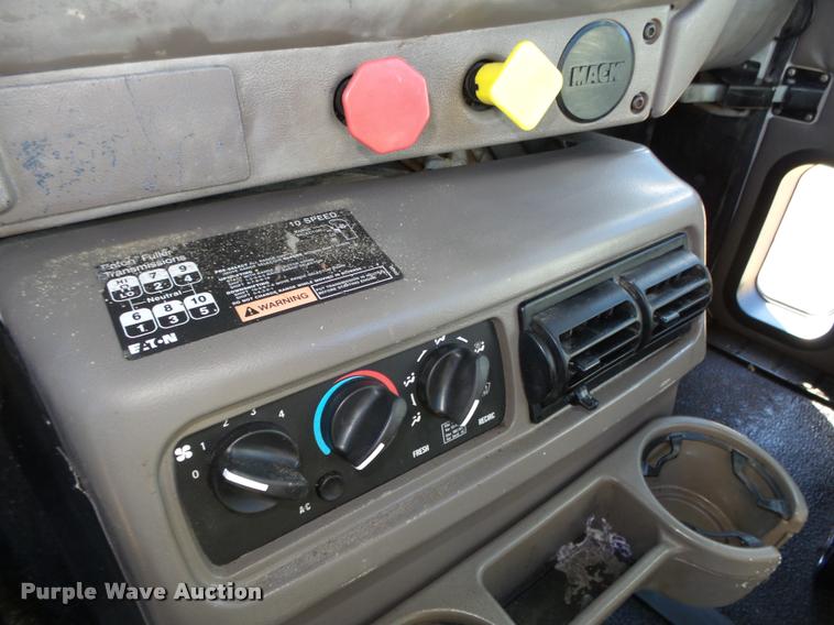 image for item L4144 2003 Mack CH613 semi truck