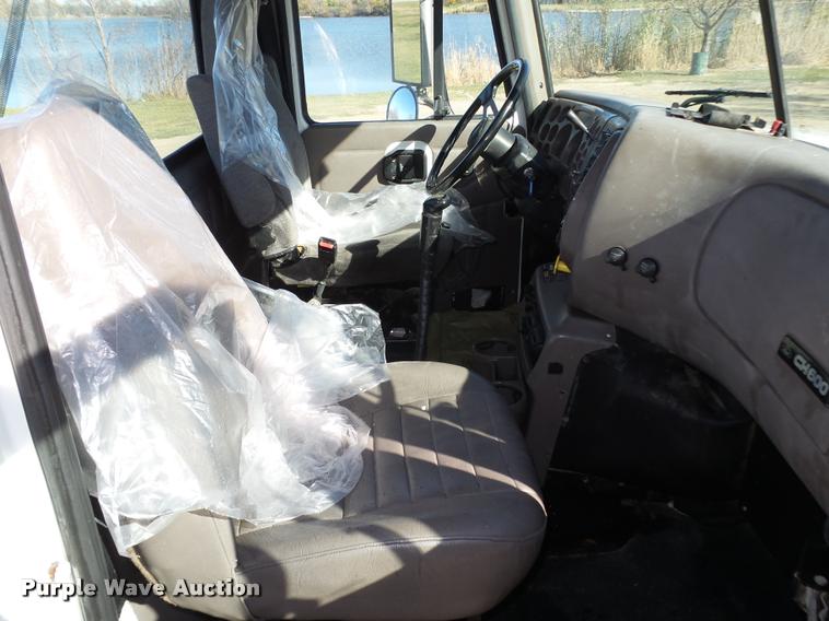 image for item L4144 2003 Mack CH613 semi truck