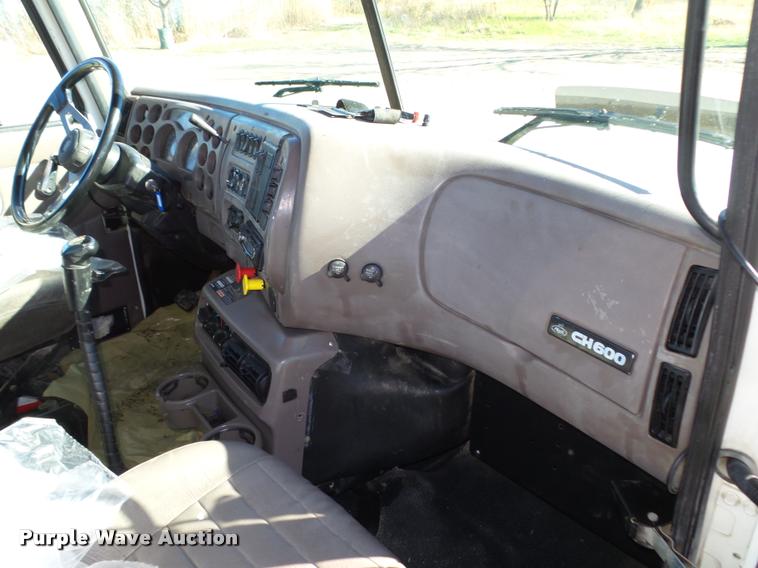 image for item L4144 2003 Mack CH613 semi truck