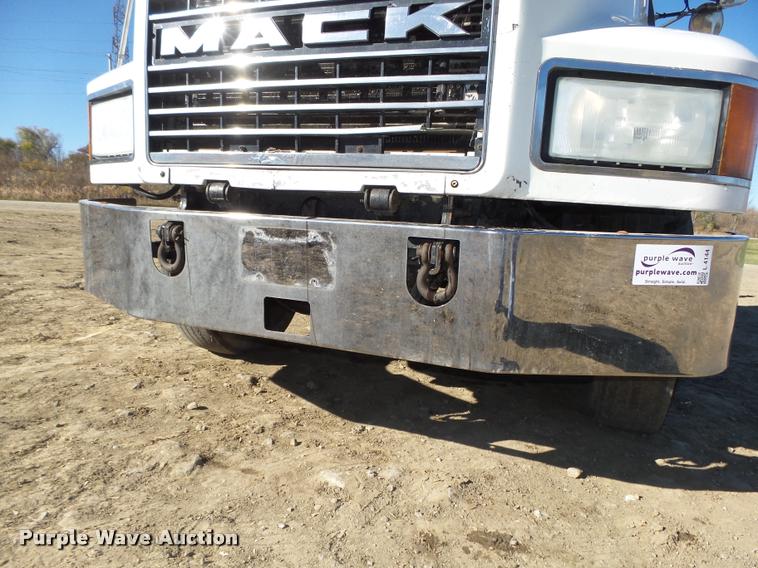 image for item L4144 2003 Mack CH613 semi truck