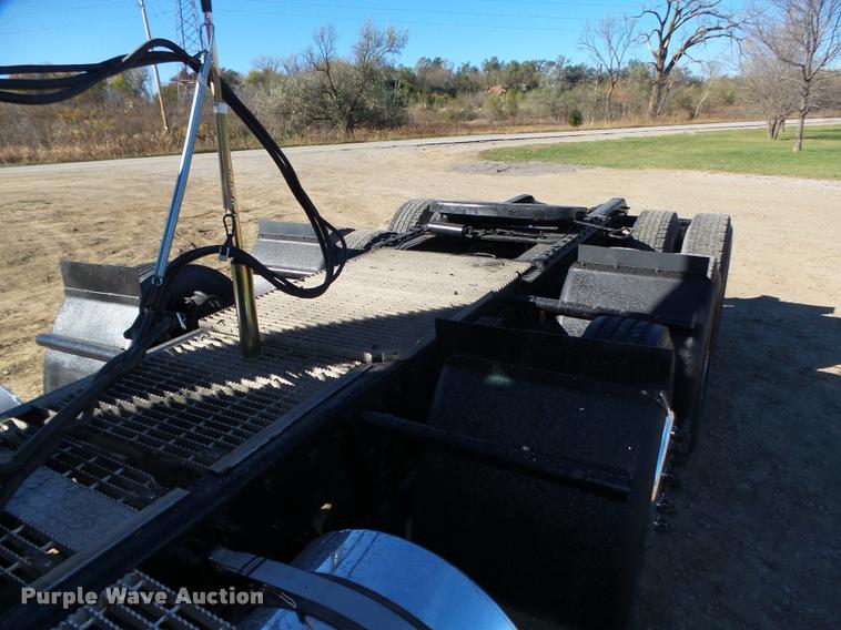 image for item L4144 2003 Mack CH613 semi truck