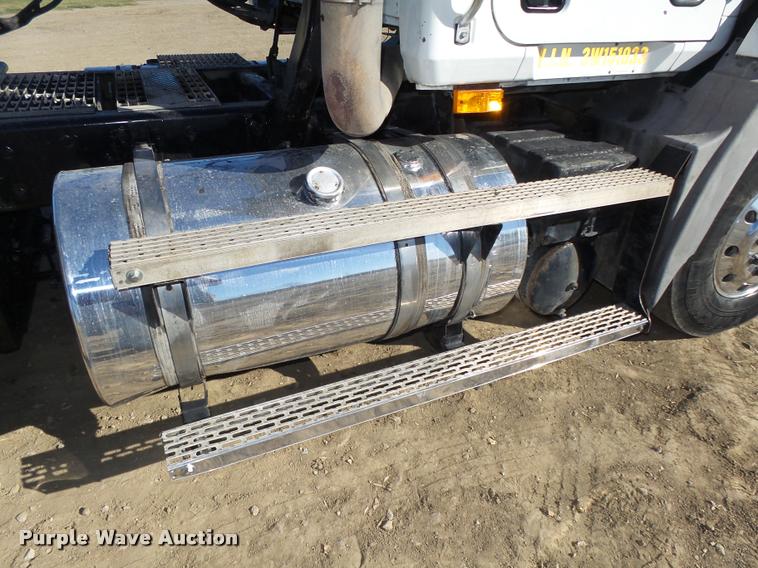 image for item L4144 2003 Mack CH613 semi truck