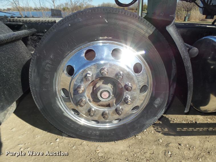 image for item L4144 2003 Mack CH613 semi truck