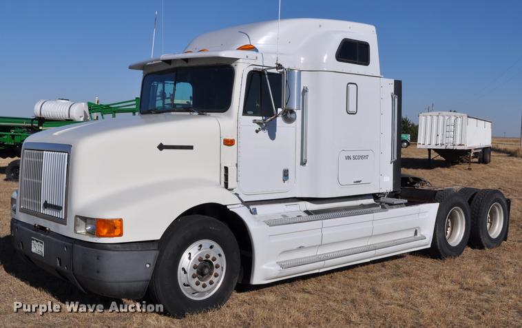 image for item L4999 1995 International 9200 semi truck