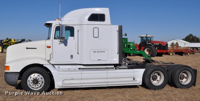 image for item L4999 1995 International 9200 semi truck