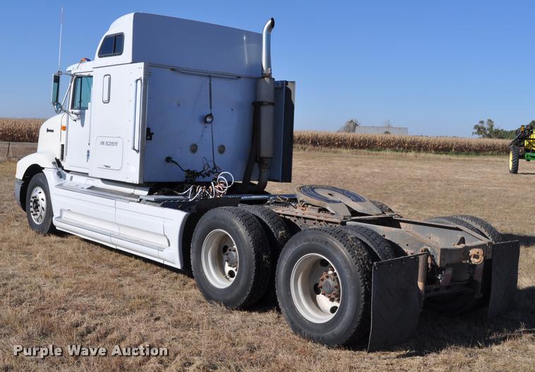 image for item L4999 1995 International 9200 semi truck