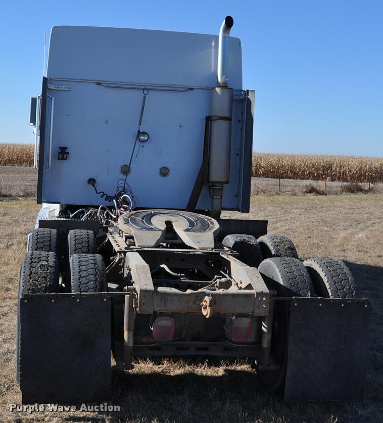 image for item L4999 1995 International 9200 semi truck