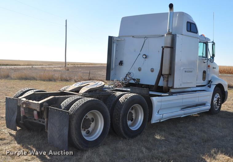 image for item L4999 1995 International 9200 semi truck