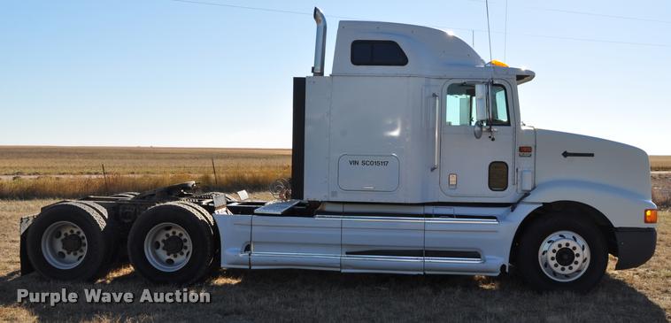image for item L4999 1995 International 9200 semi truck